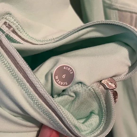 SOLD Lululemon Run: Reflect Pullover in Mint Moment Size 6 - Picture 10 of 10